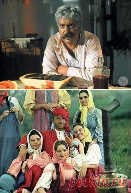 Серия о том, на какие жертвы и ухищрения приходится идти актерам, чтобы в кадре застолье выглядело натуральным, а аппетит — отменным.
В конце 1960-х средняя зарплата была немногим более 100 рублей, а килограммовая банка икры стоила около 20 — роскошь полакомиться деликатесом мог позволить себе далеко не каждый. Съемки «Белого солнца пустыни» проходили на Каспии, и поначалу оператор Эдуард Розовский, любитель рыбалки, полагал, что удастся поймать «беременного» осетра и тем самым сэкономить деньг