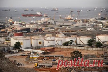 Африканская страна объявила о выходе из главной нефтяной организации мира. Вслед за этим цены на нефть рухнули. Ангола решила выйти из ОПЕК — главной мировой нефтяной организации. Решение было принято на совещании совета министров республики под руководством президента страны Жоау Лоуренсу. Сразу после этого стоимость эталонного сорта нефти Brent рухнула ниже отметки в 79 долларов за баррель.