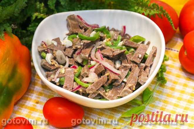 Салат из говяжьего сердца с яйцом, маринованным луком и сладким перцем. Рецепт с фото Несмотря на то, что салат готовим из субпродукта – говяжьего сердца, он получается легким, сочным, свежим из-за большого количества сладкого ялтинского лука, который мы немного маринуем, и зеленого болгарского перца. Мягкость салату прибавить вареное яйцо. А чтобы блюдо не получилось пресным, в заправку положили неострую горчицу. В результате у нас на столе полноценное мясное блюдо со сбалансированным вкусом.
