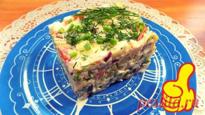 Салат из копченой грудки с сыром и помидорами. Видео рецепт Ингредиенты для приготовления салата:300 гр. копченой куриной грудки 5 картошин среднего размера 3 куриных яйца 1 свежий помидор 80 гр. твердого сыра 1 красная луковица зелень укропа майонез для заправки соль по вкусуПростой и короткий видео рецепт...