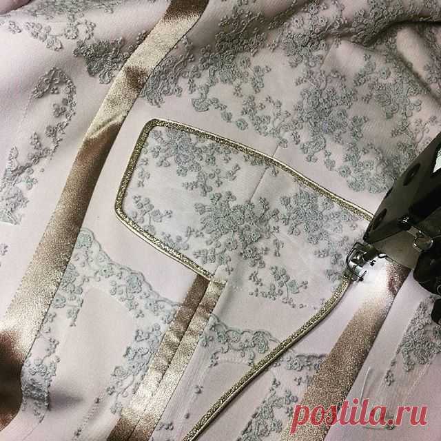 #maxima_dress #replica #sewingblogger #dressmaking #fabricmanipulation #sew #lace #goldfabric #silk #silver #шитьлюблю #деталиодежды #индпошив #платье #шьюсама #naaien #jurk #kant #queenmaxima