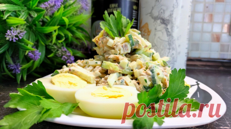 Вкусный салат с тунцом. Вкусный салат с тунцомВозьмём небольшую луковицу. Нарезаем её абсолютно произвольно. Огурец режем на четвертинки.Зелень петрушки измельчаем. Для любителей кинзы или укропа можно и их.В сметану добавляем две чайные ложки зернистой горчицы.Туда же добавляем сок лимона.Перемешиваем.Добавляем соль и перец по вкусу. В чашку отправляем консервированного тунца немного разомнём. Туда же отправляем огурцы, лук и зелень. Измельчаем яйца и добавляем к салату. Добавляем заправку и…