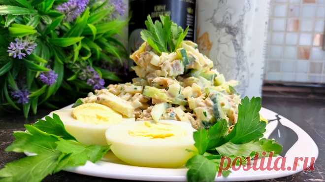 Вкусный салат с тунцом. Вкусный салат с тунцомВозьмём небольшую луковицу. Нарезаем её абсолютно произвольно. Огурец режем на четвертинки.Зелень петрушки измельчаем. Для любителей кинзы или укропа можно и их.В сметану добавляем две чайные ложки зернистой горчицы.Туда же добавляем сок лимона.Перемешиваем.Добавляем соль и перец по вкусу. В чашку отправляем консервированного тунца немного разомнём. Туда же отправляем огурцы, лук и зелень. Измельчаем яйца и добавляем к салату. Добавляем заправку и…