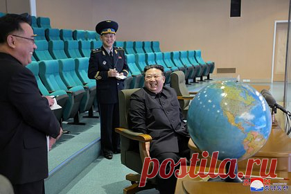 Спутник-разведчик КНДР сделал снимки военной базы США на Гавайях. Лидер КНДР Ким Чен Ын изучил фотографии американского атомного авианосца «Карл Винсон» в южнокорейском Пусане, сделанные спутником-разведчиком Северной Кореи. Кроме того, спутник пролетел над Гавайскими островами и запечатлел военную базу Перл-Харбор — Хикэм.