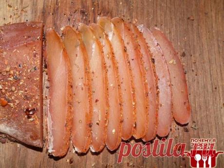 Куриная бастурма: такого вы еще не пробовали!
Ингредиенты: 
Куриное филе - 500 г 
Чеснок - 1/2 ч. л (у нас сухой) 
Хмели-сунели - 1/3 ч. л 
Семена кориандра - 1/2 ч. л 
Паприка - 1/2 ч. л 
Соль - 3 ст. л 
Приготовление: 
Можно использовать ваши любимые приправы по вкусу. Для начала подготовим куриное филе: хорошенько промоем, удалим лишний жир, плёночки, прожилки и обсушим бумажным полотенцем. На дно контейнера в котором будет засаливаться грудка насыпаем ложку соли, укладываем филе, сверху за