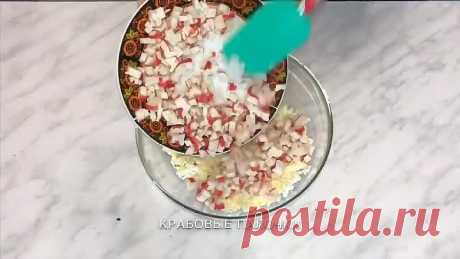 Рулет из лаваша с крабовыми палочками, сыром и яйцами
