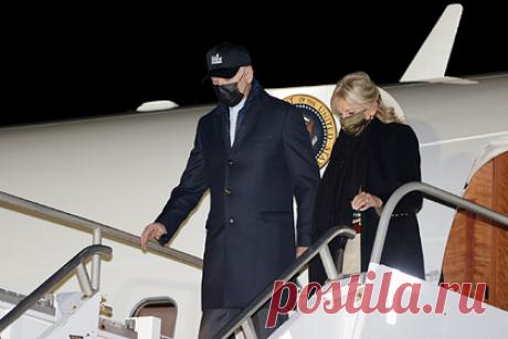 Байден ушел на каникулы. Президент США Джо Байден ушел на каникулы: он уехал в Массачусетс на пять дней, чтобы провести их с семьей и отметить День благодарения. Политик уже прибыл на остров Нантакет 23 ноября, где и проведет свое свободное время. Согласно расписанию, до воскресенья у него не запланировано публичных мероприятий.