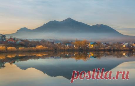 Посёлок Иноземцево, Ставропольский край. Вид на Бештау. Автор фото – Федор Лашков: nat-geo.ru/photo/user/27510/