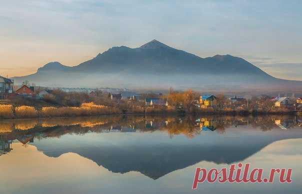 Посёлок Иноземцево, Ставропольский край. Вид на Бештау. Автор фото – Федор Лашков: nat-geo.ru/photo/user/27510/
