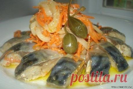 Готовим вкусную скумбрию 
Ингредиенты: 
-скумбрия - 2 шт. 
-лук репчатый - 2 шт. 
-морковь - 1 шт. 
-уксус, майонез по вкусу. 
Приготовление:
Рыбу промыть и порезать на кусочки толщиной 2 см. Морковь потереть, лук мелко порезать. Уложить рыбу на сковородку, посолить, поперчить, засыпать луком и морковкой и залить соусом. 
Соус: в 300 мл. кипятка положить 1 ст. ложку сахара, 2 ст. л. уксуса, 2 ст. ложки майонеза . Тушить 30 минут. Подавать можно как в горячем виде, так и в холодном. 
Приятного