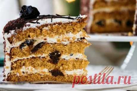 Медовый торт с черносливом и орехами в мультиварке. Бисквит:5 яиц1 стакан сахара6 ст. ложек меда1 ч. л. соды2-2.5 стакана муки (все стаканы 250 г)