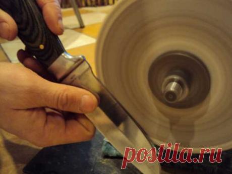 Как правильно заточить нож. 

Любой мастер знает, что из работы неотточенным ножом кроме мучений ничего не выйдет. 
Так что заточка ножа - дело наиважнейшее, не жалейте времени на заточку клинка - оно не пропадет впустую. Гораздо больше времени уйдет на работу тупым инструментом. Для профессиональной заточки требуется терпение, качественная сталь клинка, бруски соответствующей зернистости. 

О ТЕРПЕНИИ. 

Имейте ввиду, на заточку любого лезвия требуется около получаса, а к...