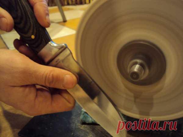 Как правильно заточить нож. 

Любой мастер знает, что из работы неотточенным ножом кроме мучений ничего не выйдет. 
Так что заточка ножа - дело наиважнейшее, не жалейте времени на заточку клинка - оно не пропадет впустую. Гораздо больше времени уйдет на работу тупым инструментом. Для профессиональной заточки требуется терпение, качественная сталь клинка, бруски соответствующей зернистости. 

О ТЕРПЕНИИ. 

Имейте ввиду, на заточку любого лезвия требуется около получаса, а к...