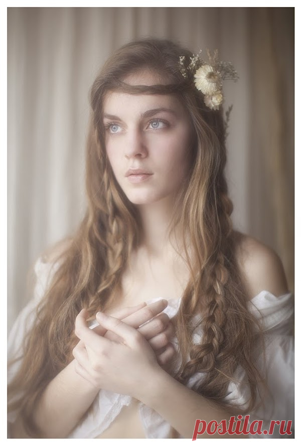 РОМАНТИКА В ПОТРЯСАЮЩИХ РАБОТАХ ВИВЬЕН МОК
 Фотоработы Вивьен Мок считаются самыми художественно профессиональными. В них очень грамотно всегда подобрана тема и изображения образа. В данном случае мы подобрали работы по женской тематике. В них отображена женственность и красота. Образ женщины в своих работах очень эротичен и красив во всех своих проявлениях. Его художественные фотографии очень благородны в своём оформлении и очень поразительны. Раскрывающие красоту женщины в нашем Мире.