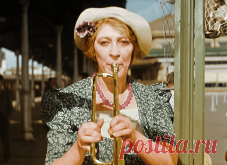 - Звонка у меня нет, стучите ногами. - Почему ногами? - Ну не с пустыми же руками вы припретесь! Фаина Раневская