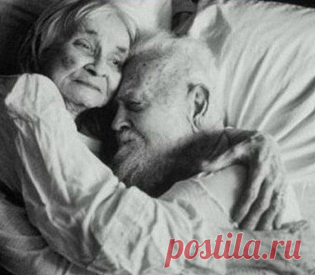 Не забудьте, что жизнь коротка, а минуты - бесценны.
Что в песочных часах золотой убегает песок.
Не забудьте, что даже кумиры уходят со сцены,
И родным, и любимым, и нужным назначен свой срок.
Есть "сейчас". Загляните в глаза и проникните в душу.
Если сердце тревожит печаль - дайте волю слезам.
Научитесь прощать, понимать и внимательно слушать.
Торопитесь любить! Чтоб когда-нибудь не опоздать...
© Надежда Могер