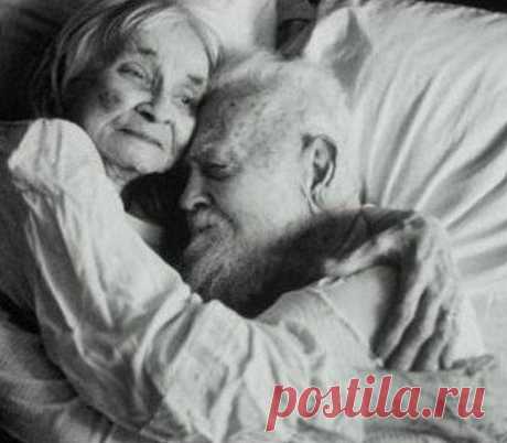 Не забудьте, что жизнь коротка, а минуты - бесценны.
Что в песочных часах золотой убегает песок.
Не забудьте, что даже кумиры уходят со сцены,
И родным, и любимым, и нужным назначен свой срок.
Есть &quot;сейчас&quot;. Загляните в глаза и проникните в душу.
Если сердце тревожит печаль - дайте волю слезам.
Научитесь прощать, понимать и внимательно слушать.
Торопитесь любить! Чтоб когда-нибудь не опоздать...
© Надежда Могер