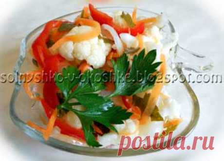 Маринованная цветная капуста с болгарским перцем, луком и морковью