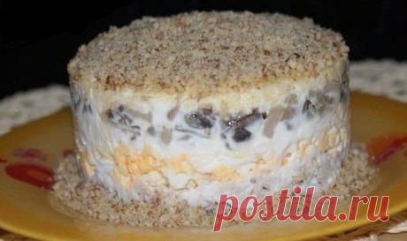 Салат с курицей , грибами и грецким орехом