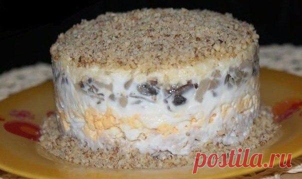 Салат с курицей , грибами и грецким орехом