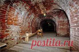 Later, under the building devices revealed a strange anomaly and discovered a unique archaeological site - lined with white stone pit diameter of 8 meters and a depth of about 25-30 meters on the walls of which could be seen the remains of a spiral staircase. According to the researchers, this unique underground structure likely represents the entrance to the underground systems of ancient Moscow.