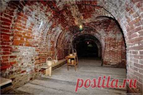 Later, under the building devices revealed a strange anomaly and discovered a unique archaeological site - lined with white stone pit diameter of 8 meters and a depth of about 25-30 meters on the walls of which could be seen the remains of a spiral staircase. According to the researchers, this unique underground structure likely represents the entrance to the underground systems of ancient Moscow.