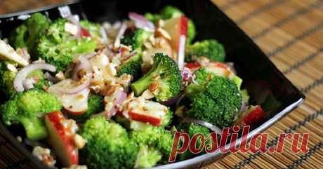 Кто бы мог подумать, что салат из брокколи будет настолько вкусным! Рецепт из телепередачи «Званый ужин».  Разошелся на ура!