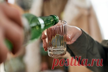 В России создали работающие на водке космические двигатели. Ученые из Омского государственного технического университета (ОмГТУ) разработали двигатели для малых космических аппаратов (МКА), которые работают на водке, пишет «Газета.Ru». Силовые агрегаты позволят создать маневрирующие орбитальные группировки спутников. Испытания планируют провести в 2023 году.