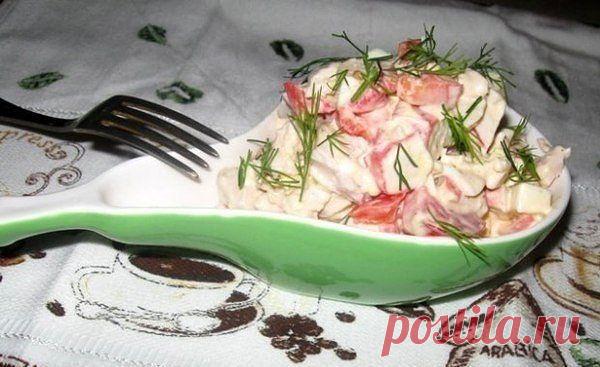 Салат "Коралл с крабовым мясом и курицей"

Ингредиенты:
- филе курицы
- 6-7 крабовых палочек (можно крабовое мясо )
- 2-3 яйца
- 1/2 большого красного болгарского перца
- помидор
- соль
- белый перец
- майонез
