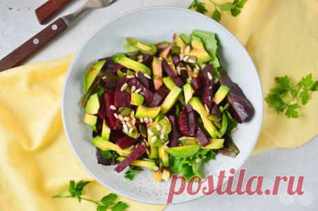 Салат со свеклой и авокадо – простой и вкусный рецепт с фото (пошагово) Как ни странно, простая и привычная свекла дает одно из лучших сочетаний с авокадо. А уж если дополнить все зеленью и кунжутом – перед таким салатом не сможет устоять никто. Чтобы свекла не перепачкала другие ингредиенты, советую аккуратно все выложить, но не перемешивать.