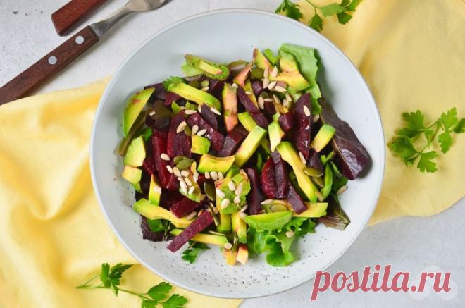 Салат со свеклой и авокадо – простой и вкусный рецепт с фото (пошагово) Как ни странно, простая и привычная свекла дает одно из лучших сочетаний с авокадо. А уж если дополнить все зеленью и кунжутом – перед таким салатом не сможет устоять никто. Чтобы свекла не перепачкала другие ингредиенты, советую аккуратно все выложить, но не перемешивать.