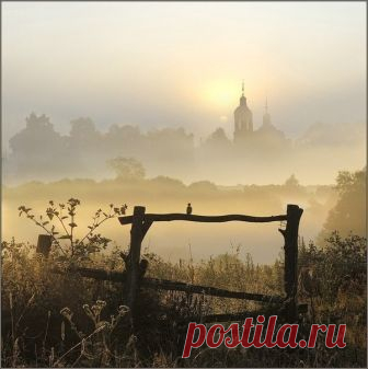 Константин Бальмонт

БЕЗГЛАГОЛЬНОСТЬ

Есть в русской природе усталая нежность,
Безмолвная боль затаенной печали,
Безвыходность горя, безгласность, безбрежность,
Холодная высь, уходящие дали.

Приди на рассвете на склон косогора, –
Над зябкой рекою дымится прохлада,
Чернеет громада застывшего бора,
И сердцу так больно, и сердце не радо.

Недвижный камыш. Не трепещет осока.
Глубокая тишь. Безглагольность покоя.
Луга убегают далеко-далеко.
Во всем утомленье, глухое, немое.

В...