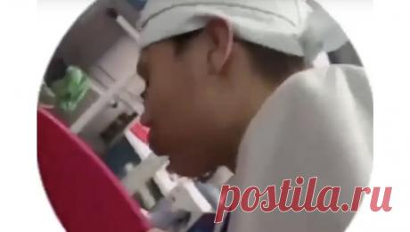 Студент российского техникума плюнул в кастрюлю с готовой едой на практике. Студент Торгово-экономического колледжа в Альметьевске плюнул в кастрюлю с едой, которая предназначалась для раздачи в столовой. Видеозапись случившегося разместил паблик &quot;Подслушано Альметьевск&quot; во &quot;ВКонтакте&quot;. На ...