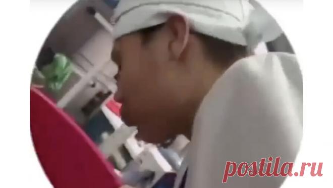 Студент российского техникума плюнул в кастрюлю с готовой едой на практике. Студент Торгово-экономического колледжа в Альметьевске плюнул в кастрюлю с едой, которая предназначалась для раздачи в столовой. Видеозапись случившегося разместил паблик "Подслушано Альметьевск" во "ВКонтакте". На ...