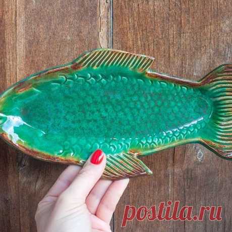 Рыба Славик🐟 впервые с поджаренными краями! Свободна и в ожидании своего хозяина, все вопросы в лс. Прочная тарелочка для всяких там разных штуковин, от суши до украшений 🐠 
#artbyveragnat #artfish #clayart #ceramics #handmadedishes #dish #green #artkharkov #handmadeceramics #pottery #keramik #madeinukraine #керамика #рыбаславик #харьков #українськімайстри #глина #гончарноедело #рыба #тарелка #своимируками #ручнаялепка #ручнаяработа