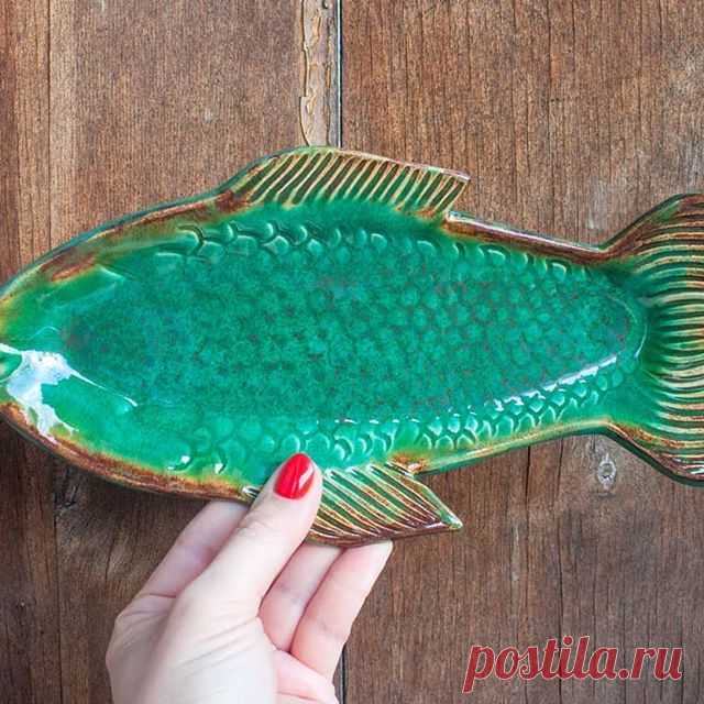 Рыба Славик🐟 впервые с поджаренными краями! Свободна и в ожидании своего хозяина, все вопросы в лс. Прочная тарелочка для всяких там разных штуковин, от суши до украшений 🐠 
#artbyveragnat #artfish #clayart #ceramics #handmadedishes #dish #green #artkharkov #handmadeceramics #pottery #keramik #madeinukraine #керамика #рыбаславик #харьков #українськімайстри #глина #гончарноедело #рыба #тарелка #своимируками #ручнаялепка #ручнаяработа