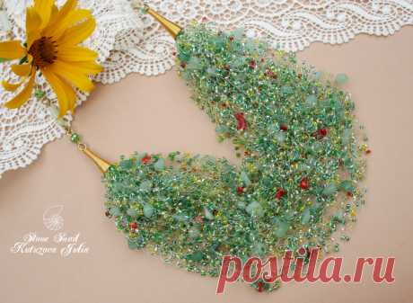 Пышное и легкое , яркое и летнее колье из чешского бисера и рубки. Использованы камешки нефрита и коралла.