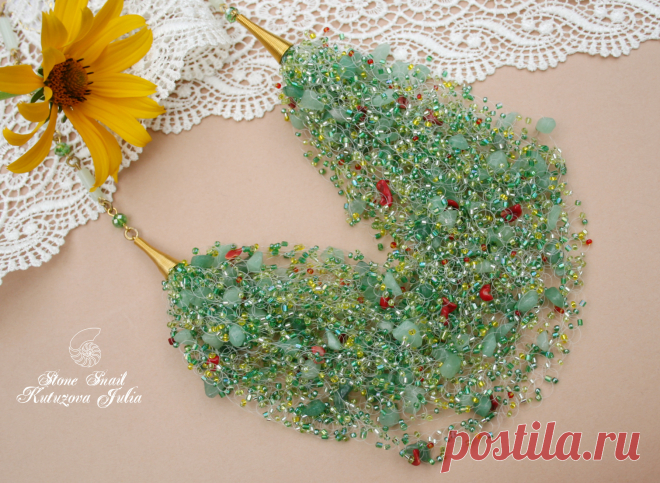 Пышное и легкое , яркое и летнее колье из чешского бисера и рубки. Использованы камешки нефрита и коралла.