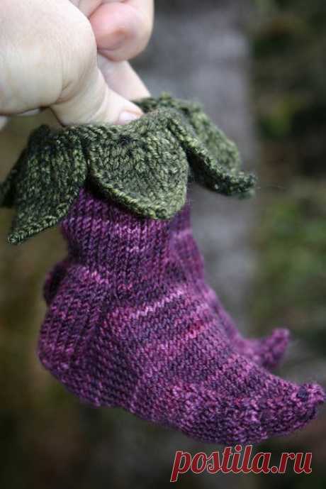 Ravelry: Elvish Baby Booties pattern by Lorna Pearman