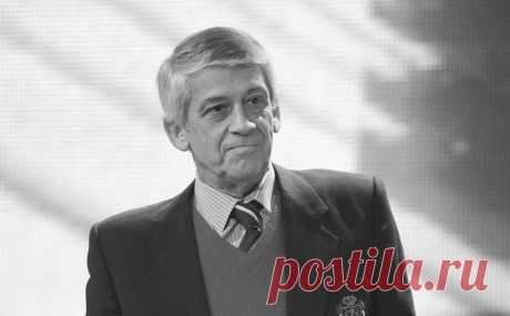 Умер радиоведущий Виктор Татарский. Ему было 82 года, причина смерти не уточняется. Он вел радиопередачу «Встреча с песней» в течение 55 лет