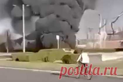 Военкор показал видео с места подрыва авто главы поселка в Херсонской области. Появилось видео с места подрыва автомобиля Андрея Штепы, главы поселка Любимовка на левом берегу Днепра в Херсонской области. Кадры публикует военный корреспондент Александр Коц. На представленной записи виден густой черный дым от горящего белого автомобиля.