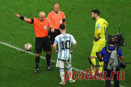Арбитр финала чемпионата мира ответил на обвинения в несправедливом судействе. Арбитр финального матча ЧМ Шимон Марциняк прокомментировал решение засчитать гол Лионеля Месси, несмотря на то, что в этот момент на поле находились запасные игроки сборной Аргентины. «Когда французы забивали один из голов, на поле находились семь их запасных игроков. Выискивать такие вещи несерьезно», — заявил поляк.