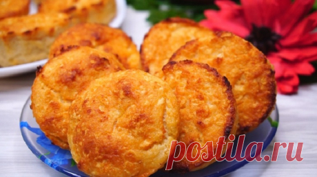 Нежные сырники с яблоками: без масла, муки и сковороды Нежные сырники с яблоками, испеченные в духовке, отлично сочетаются с любым джемом, вареньем, сгущенным молоком и домашней сметаной. А можно просто посыпать их сверху, пока горячие, сахарной пудрой – будет тоже вкусно. Сочная выпечка с ароматом яблок – это настоящее объедение.