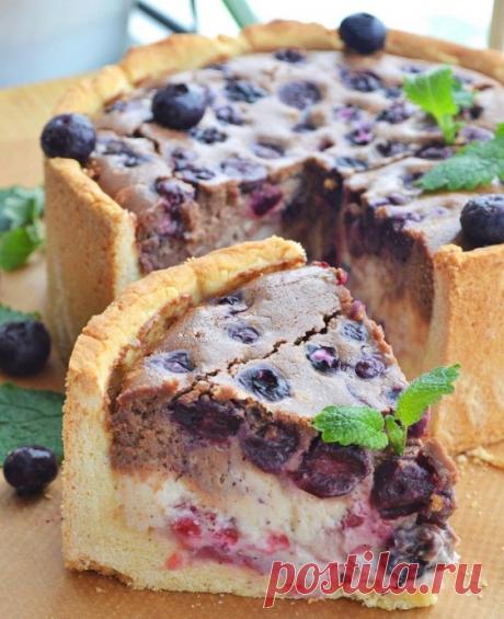 Песочный пирог с рикоттой, красной смородиной и голубикой