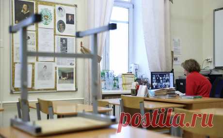 В Минпросвещения назвали долю учителей с окладом ниже МРОТ. В министерстве указали на различие зарплат в разных регионах и непрозрачность начисления компенсационных и стимулирующих выплат. Минпросвещения совместно с другими ведомствами разработало предложения по решению этих проблем