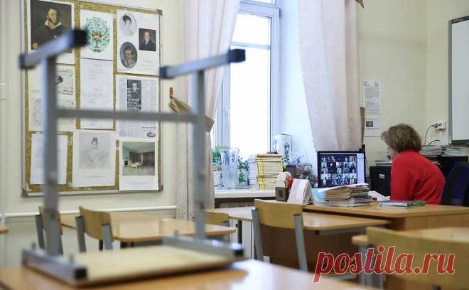 В Минпросвещения назвали долю учителей с окладом ниже МРОТ. В министерстве указали на различие зарплат в разных регионах и непрозрачность начисления компенсационных и стимулирующих выплат. Минпросвещения совместно с другими ведомствами разработало предложения по решению этих проблем