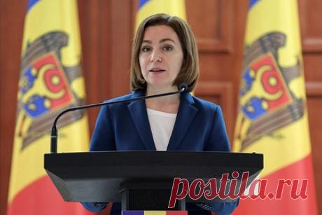 Санду обвинили в намерении лишить права голоса избирателей в России. Президент Молдавии Майя Санду хочет лишить права голоса сотни тысяч избирателей, которые проживают в России. В этом главу государства обвинил бывший президент республики Игорь Додон. Он рассказал, что год назад Кишинев уже планировал ввести голосование по почте только для стран Евросоюза и США.