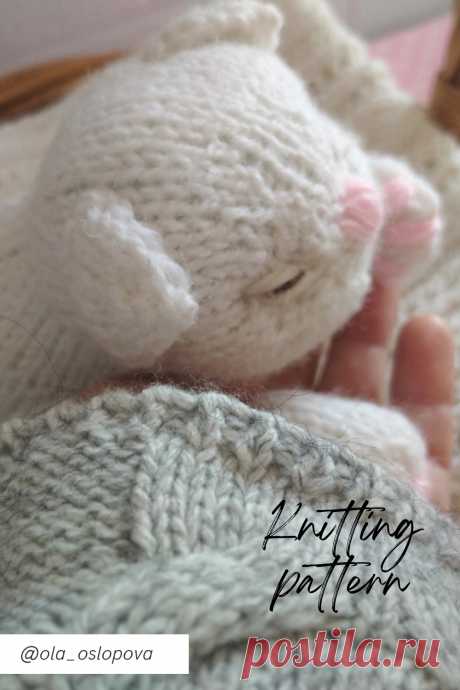 МК по вязанию спицами &quot;Белый спящий котенок&quot;PDF КОТЕНОК спицами. Sleeping kitten knitting pattern; Аmigurumi toy patterns. Амигуруми схемы и описания на русском. Вязаные игрушки спицами и поделки своими руками. Игрушки спицами. Котик спицами. котята спицами. Toy knitting patterns. Как связать котенка спицами, когда ты только начинаешь вязать.Кошка спицами,котенок спицами,котик спицами,кот.