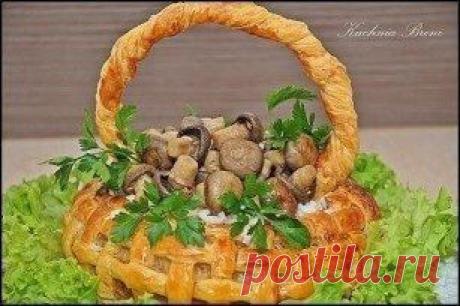 Корзина из слоеного теста с мясом, рисом и грибами
====================================================
Ингредиенты:
- 600 гр фарша
- 2 яйца
- 2-3 столовых ложки панировочных сухарей
- 1 столовую ложку сметаны
- соль
- перец
- 1-2 луковицы
- 400 гр грибов
- 100-150 гр риса
- слоеное тесто
- петрушка
ПРОДОЛЖЕНИЕ В ГРУППЕ :  https://ok.ru/odamskom 
МНОГО ВКУСНЫХ РЕЦЕПТОВ ,ПОЛЕЗНЫХ СОВЕТОВ, СТАТУСОВ.