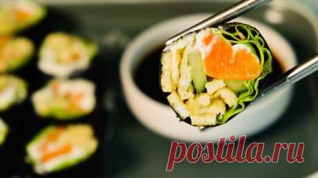 Роллы без риса. Классный ПП рецепт - БУДЕТ ВКУСНО! - медиаплатформа МирТесен Моё путешествие по просторам правильного питания продолжается. Если можно так сказать :) На этот раз я нашла очень вкусный рецепт роллов без риса. Вкусно, легко и много витаминов. Ингредиенты на 1-2 порции: Листы Нори 2 шт. Яйца 2 шт. Соевый соус 1-2 ч.л. Сёмга 100 г Мягкий творог 150 г Половина